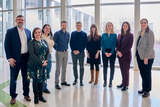 Photo : Jesse Paterson (CQDM), Anne‑Marie Alarco, Sandrine Thouzeau‑Benghezal, Arnaud Bonnefoy, Dr Jacques Michaud, Dre Alexandra Cambier, Dre Anne‑Laure Lapeyraque (toutes et tous du CHU Sainte‑Justine), Karen Heim (Alexion), Elizabeth Myles (KFOC) © CHU Sainte‑Justine (Véronique Lavoie)
